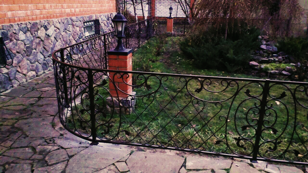 садовая кованая ограда