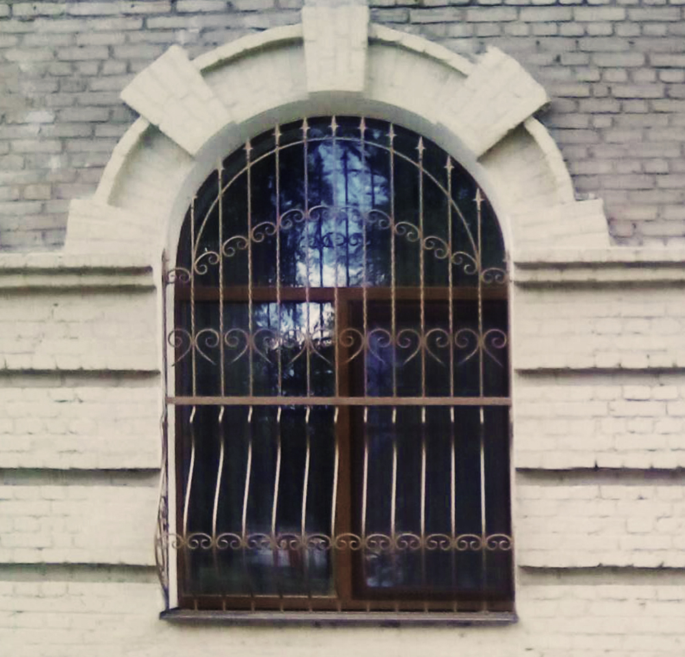 окно с кованой решеткой